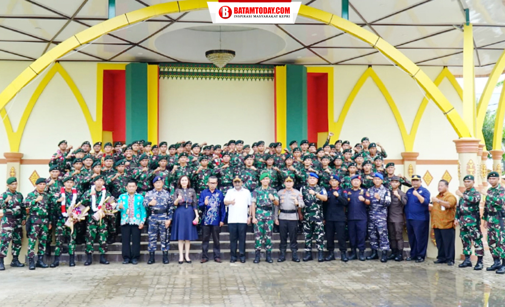 Bupati Kabupaten Karimun Aunur Rafiq saat foto bersama dengan Prajurit Kompi Senapan B Yonif Raider Khusus 136/Tuah Sakti